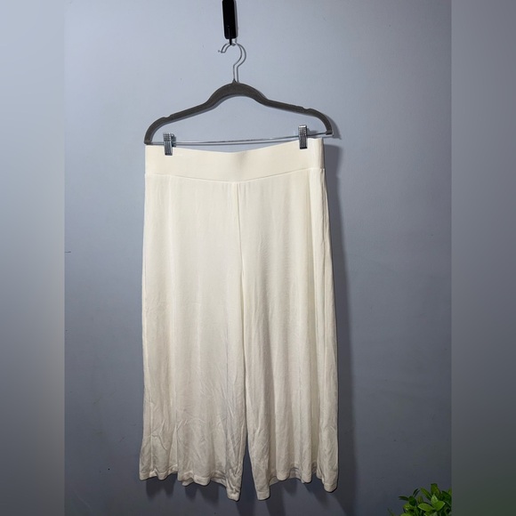 Chico’s Travelers Size 3 Wide Leg Pull-On Pants Ivory Cream EUC Gauchos - Picture 1 of 7